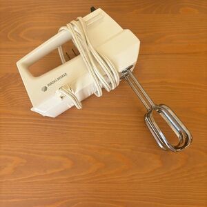 Vintage Black & Decker Cream Electric Mixer Hand mixer chrome beaters - Works